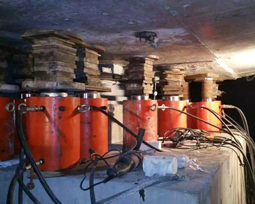 液压千斤顶现场使用图片